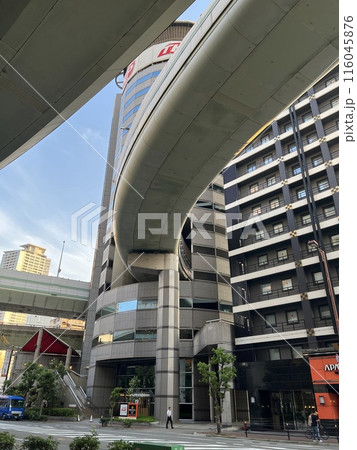 大阪 梅田　阪神高速11号池田線 梅田出口とTKPゲートタワービル 116045876