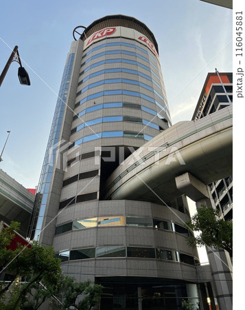 大阪 梅田　阪神高速11号池田線 梅田出口とTKPゲートタワービル 116045881
