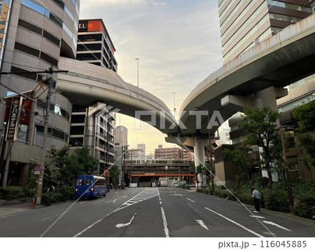 大阪 梅田 阪神高速11号池田線 梅田出口とTKPゲートタワービル 大阪 梅田 阪神高速11号池田線 梅田出口とTKPゲートタワービル 116045885