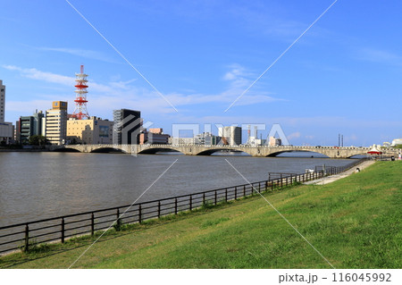 信濃川にかかる萬代橋　《新潟》 116045992
