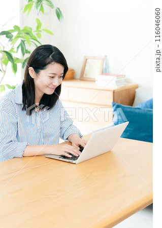 リビングでパソコンをする女性 116046060