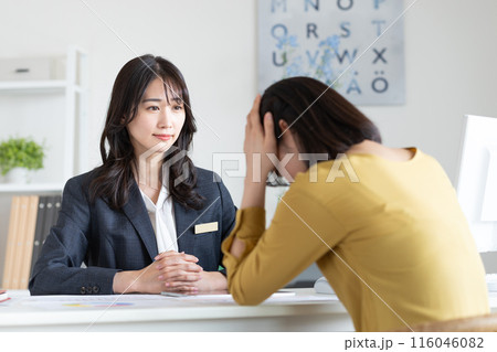 悩む若い女性の相談にのるビジネスウーマン 116046082