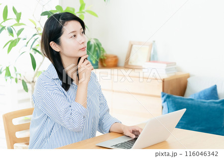 パソコン操作をする若い女性 116046342