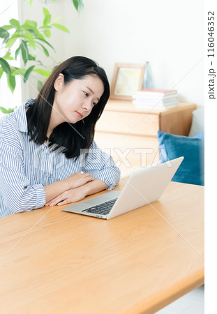 パソコン操作をする若い女性 116046352