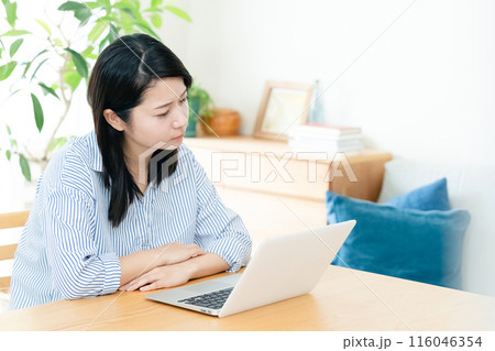 パソコン操作をする若い女性 パソコン操作をする若い女性 116046354