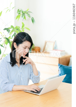 パソコン操作をする若い女性 116046367