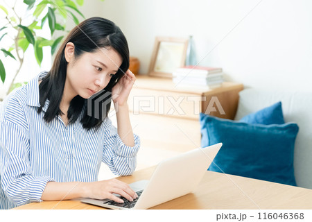 パソコン操作をする若い女性 116046368