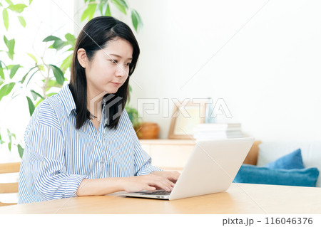 パソコン操作をする若い女性 パソコン操作をする若い女性 116046376