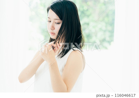 髪の傷みが気になる若い女性 116046617