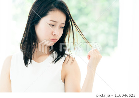 髪の傷みが気になる若い女性 髪の傷みが気になる若い女性 116046623