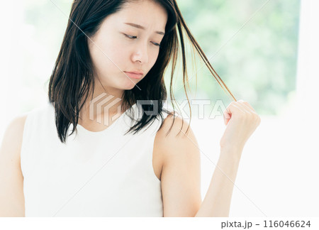 髪の傷みが気になる若い女性 髪の傷みが気になる若い女性 116046624