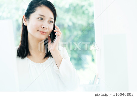 スマホで通話する若い女性 スマホで通話する若い女性 116046803