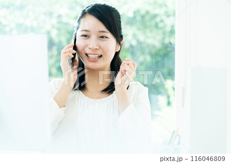 スマホで通話する若い女性 116046809