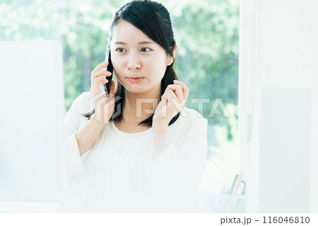 スマホで通話する若い女性 116046810