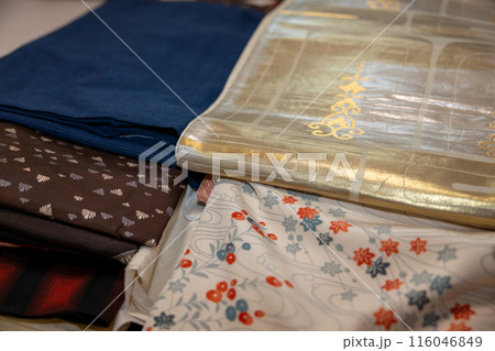 タンスから出して並べている帯や着物 116046849