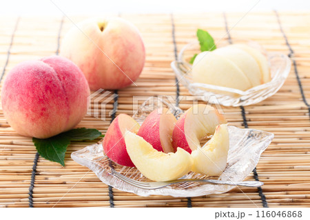 夏の果物 桃 （ 和歌山県産 もも ）カットイメージ 116046868