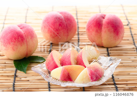 夏の果物 桃 （ 和歌山県産 もも ）カットイメージ 116046876