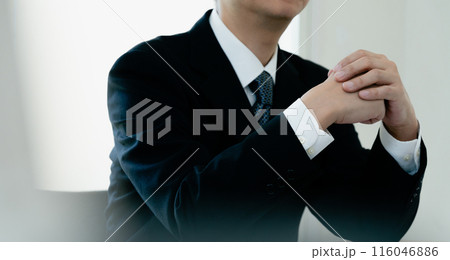 話を聞く士業の男性 116046886