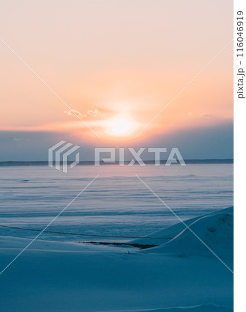 野付半島から眺める夕日 116046919