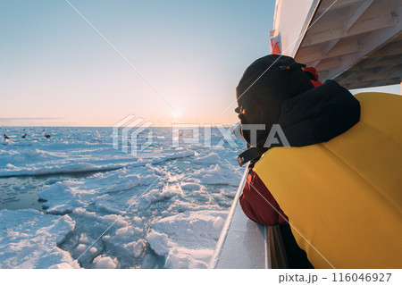 流氷が残る海を撮影する観光客 流氷が残る海を撮影する観光客 116046927