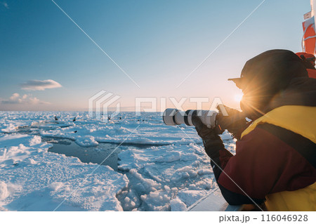 流氷が残る海を撮影する観光客 流氷が残る海を撮影する観光客 116046928