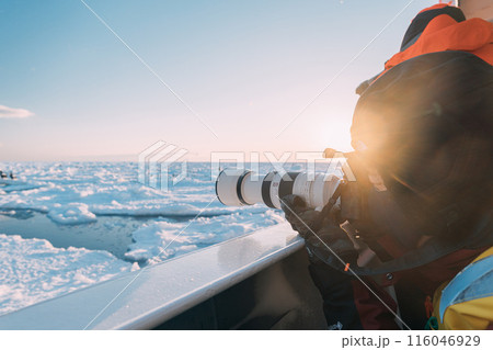 流氷が残る海を撮影する観光客 流氷が残る海を撮影する観光客 116046929