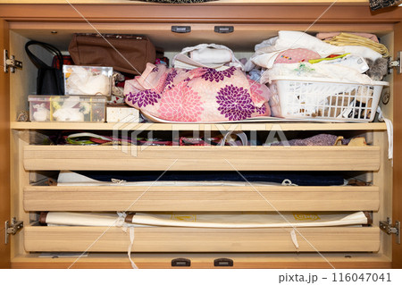 和ダンスの中の着物や帯や和装小物 和ダンスの中の着物や帯や和装小物 116047041