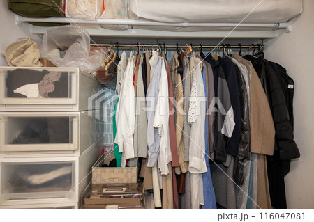 若い女性の部屋のクローゼットの中 116047081