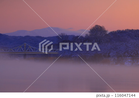 岩手県北上市 冬の北上川の風景 岩手県北上市 冬の北上川の風景 116047144