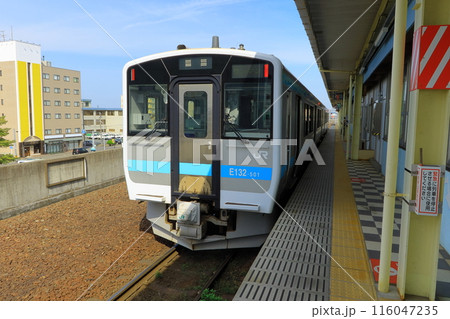 本八戸駅で出発を待つE130系　《青森県》 116047235