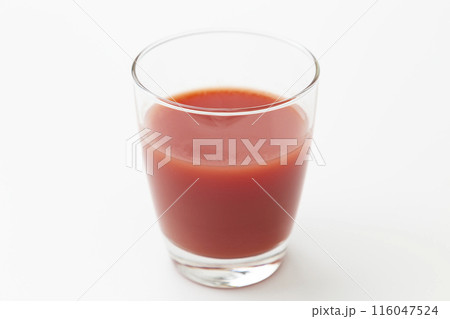 コップに入ったトマトジュース 白バック コップに入ったトマトジュース 白バック 116047524