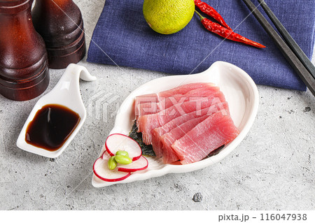 Japanese cuisine - sliced tuna sashimi 116047938