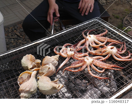 炭焼きしたつぶとイカ 116048317