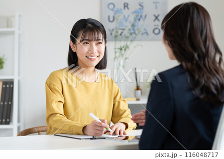 申込をする若い女性 116048717