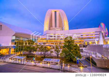 日本の横浜都市景観 ヨコハマグランドインターコンチネンタルホテルや会議センターなどを望む 116049024