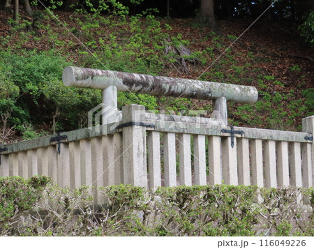 仁正皇后陵の石柵と鳥居、光明皇后陵、奈良県奈良市多門町、藤原光明子のお墓 116049226