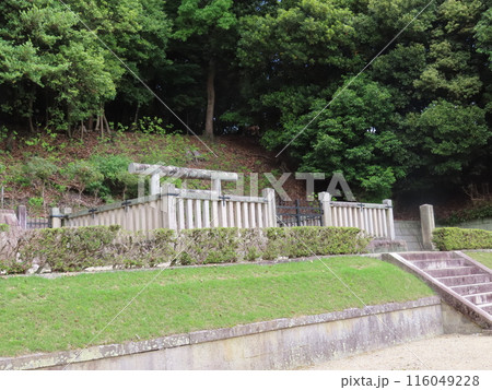 仁正皇后陵の石柵と鳥居、光明皇后陵、奈良県奈良市多門町、藤原光明子のお墓 116049228