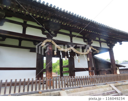 奈良の転害門、てがいもん、三間一戸八脚門の形式をもつ天平時代の東大寺の伽藍建築を想像できる唯一の遺構 奈良の転害門、てがいもん、三間一戸八脚門の形式をもつ天平時代の東大寺の伽藍建築を想像できる唯一の遺構 116049234