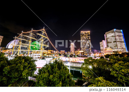 日本の横浜都市景観 変貌した桜木町駅前。横浜市役所や高層ビル群、日本丸などを望む 116049314