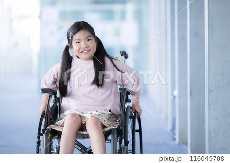 車いすに乗る女の子 ケガなどで車いすを利用する子供 車いすに乗る女の子 ケガなどで車いすを利用する子供 116049708