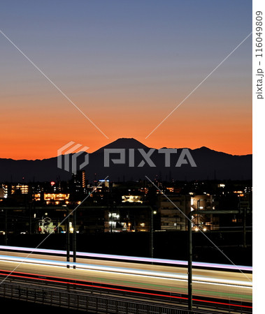 多摩川浅間神社から見る富士山とマジックアワーの夕景 116049809