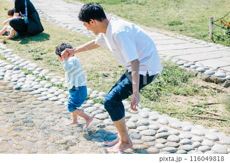 公園の小川でお父さんと水遊びをする男の子 公園の小川でお父さんと水遊びをする男の子 116049818