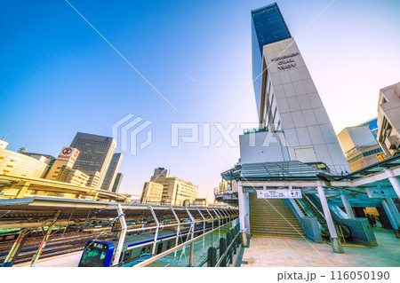 日本の横浜都市景観 飛行機雲やJR横浜タワー、横浜駅などをはまレールウォークから望む 日本の横浜都市景観 飛行機雲やJR横浜タワー、横浜駅などをはまレールウォークから望む 116050190