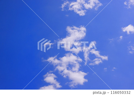 雲のある青空 (背景素材） 116050332