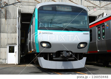 車両基地に停車する相模鉄道10000系(各停・新横浜表示) 車両基地に停車する相模鉄道10000系(各停・新横浜表示) 116050448