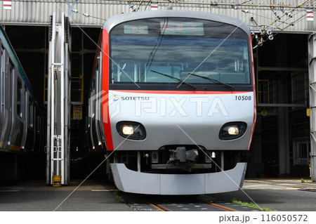 車両基地に停車する相模鉄道10000系(通急・瀬谷表示) 車両基地に停車する相模鉄道10000系(通急・瀬谷表示) 116050572