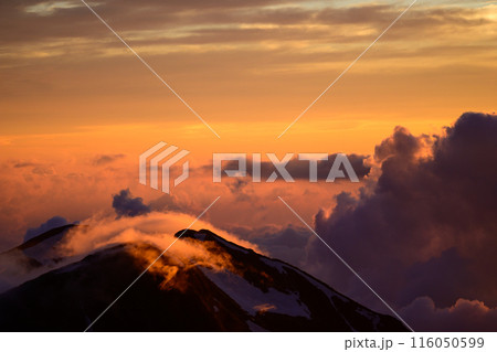 剣御前から眺める夕日に染まる雲と空 剣御前から眺める夕日に染まる雲と空 116050599