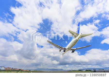 夏の大阪空港（伊丹空港）　着陸中の飛行機　大阪府豊中市 116050697