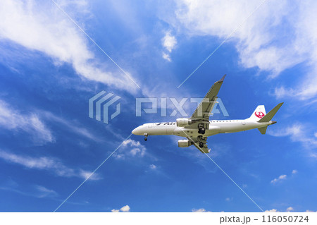 夏の大阪空港(伊丹空港) 着陸中の飛行機 大阪府豊中市 夏の大阪空港(伊丹空港) 着陸中の飛行機 大阪府豊中市 116050724