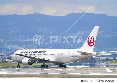 夏の大阪空港（伊丹空港）　タキシング中の飛行機　大阪府豊中市 116050996
